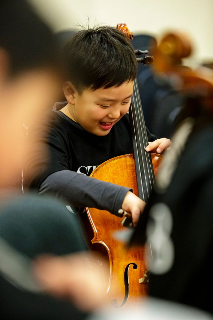 Vertical kid playing single